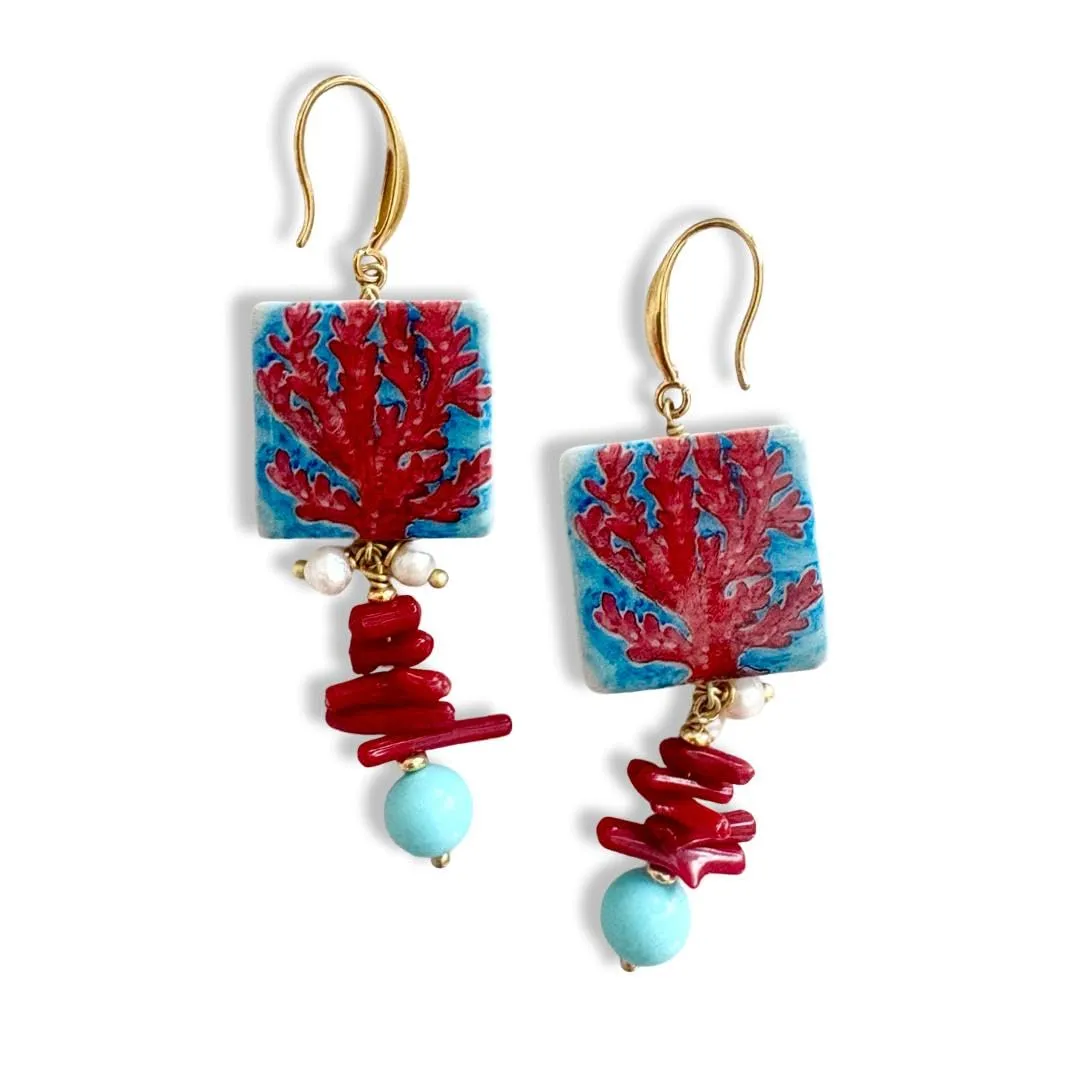 Orecchini Artigianali in Ceramica Siciliana con Corallini e Fantasia Estiva