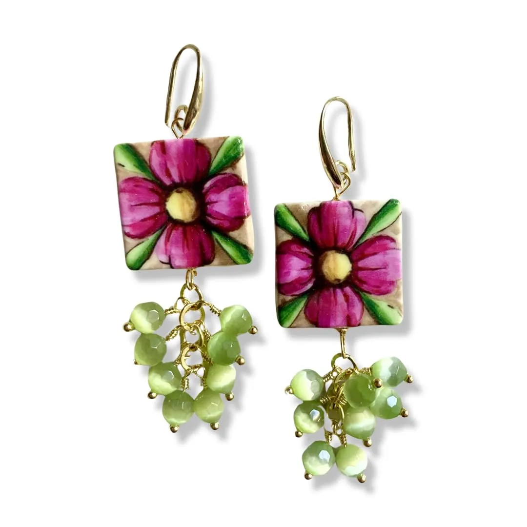 Orecchini Artigianali in Ceramica con Fiori Fucsia e Pietre Dure Verdi