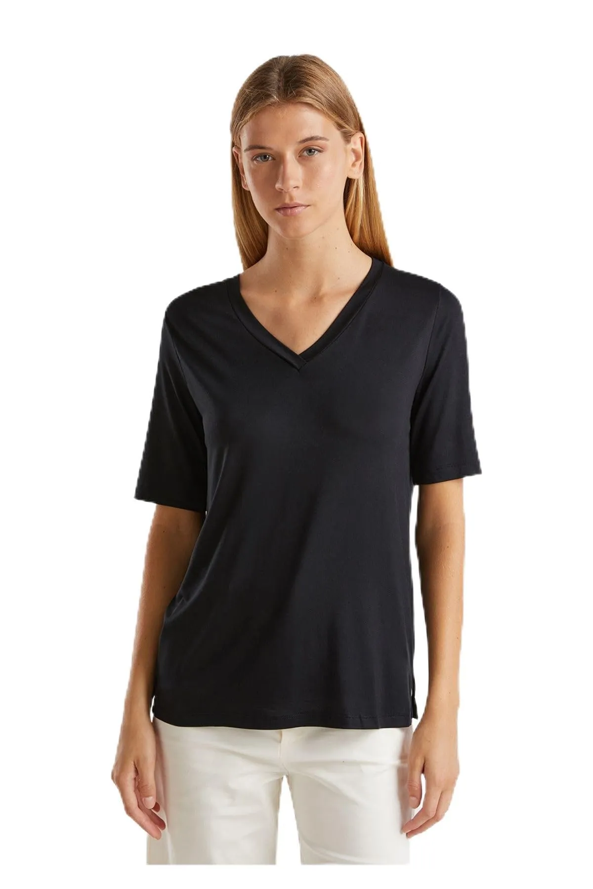 T-Shirt Donna United Colors of Benetton in Eco-Viscosa con Scollo a V