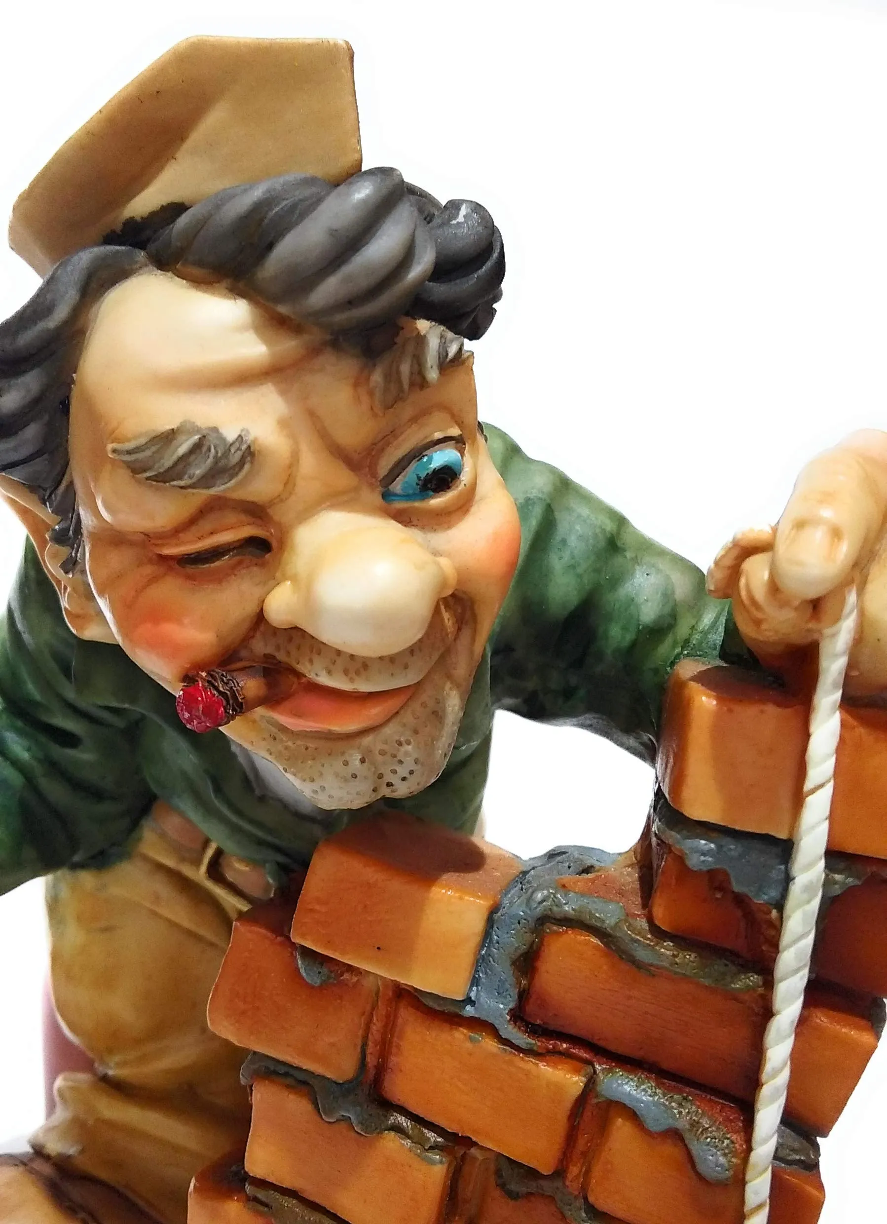 Caricatura del Muratore in Resina e Alabastro Dipinta a Mano