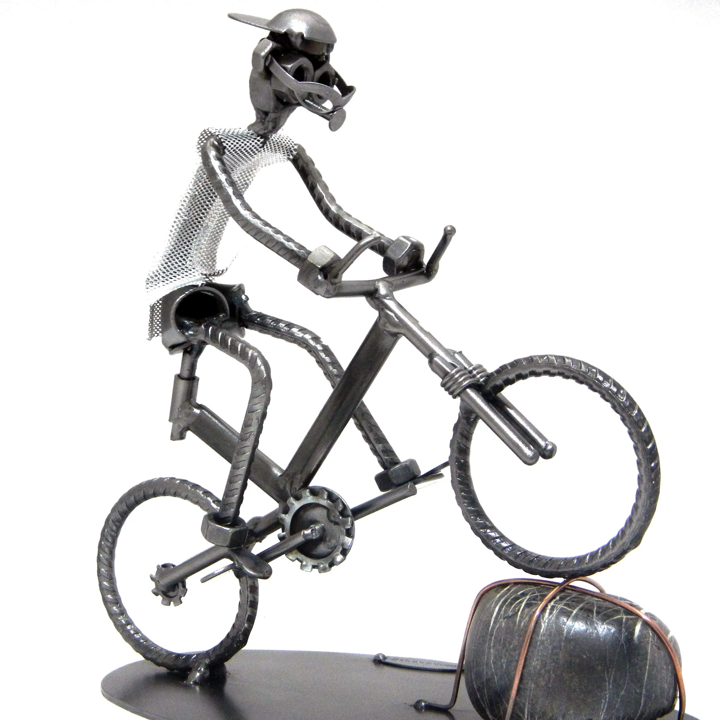 Ciclista in Mountain Bike su Sasso in Metallo - Scultura Artigianale Unica