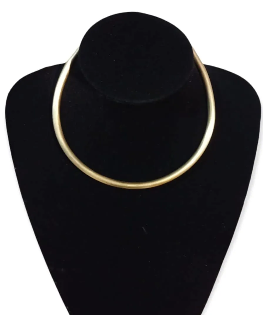 Collana in ottone rigida fatta a mano