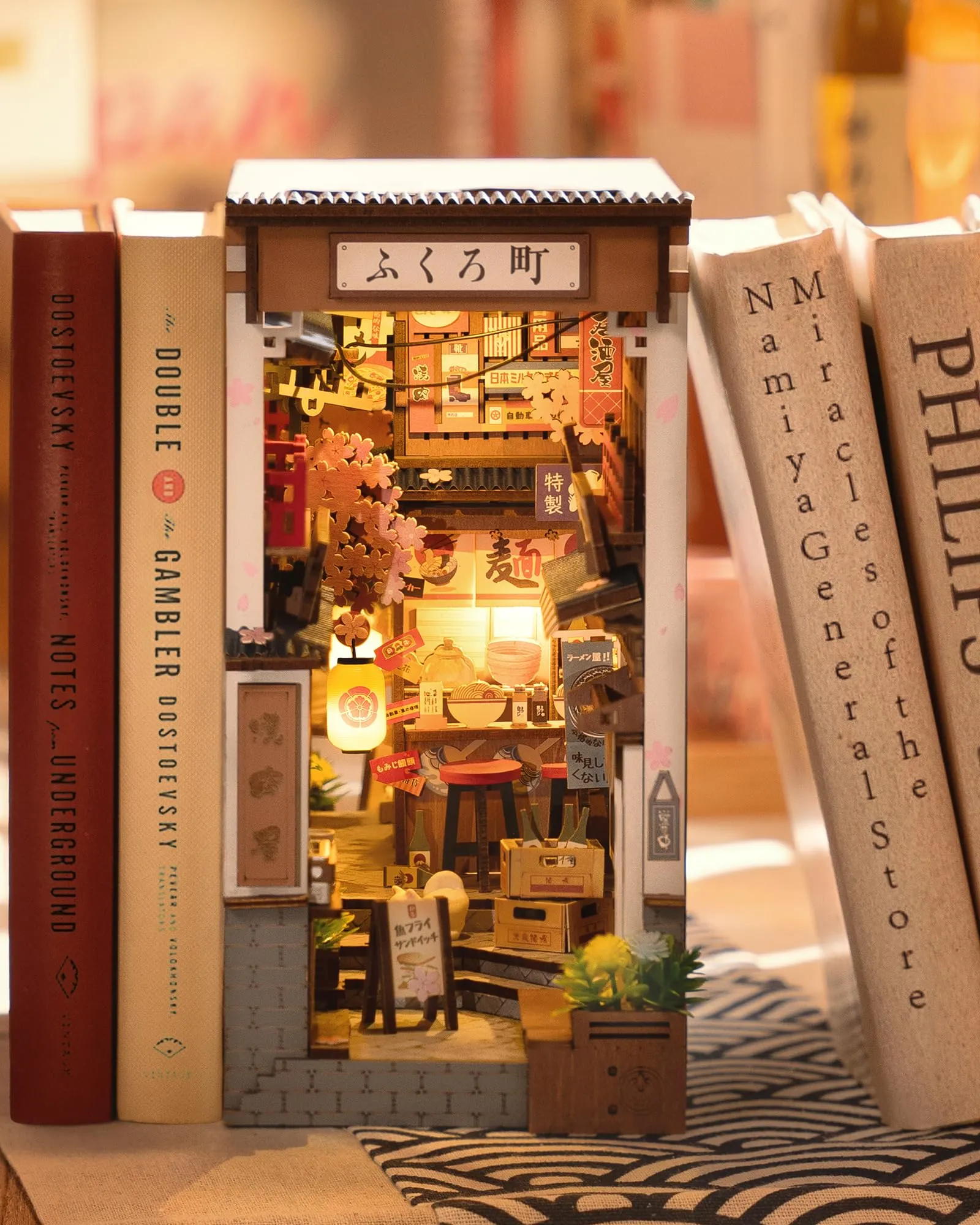 Rolife Book Nook Vicolo dei Vini Sakura: Un Angolo di Giappone Tra i Tuoi Libri