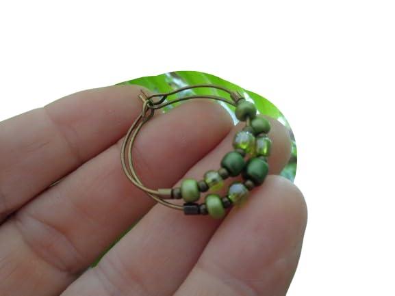 Orecchini a cerchio piccoli e leggeri in bronzo con perline di vetro