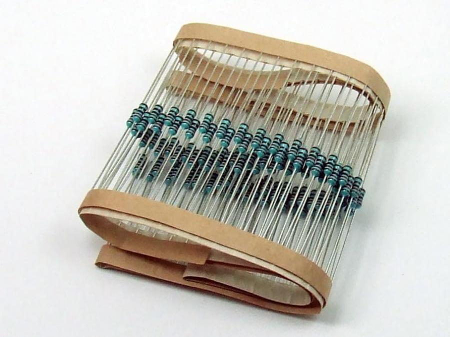 Resistore 82 Ohm 0.6W Film Metallico 1% - Confezione da 100 Pezzi