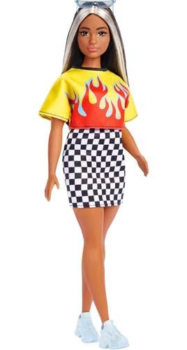 Barbie - Fashionistas Bambola Curvy, Capelli con Ciocche Colorate, Top Corto con Fiamme, Gonna a Scacchi, Sneaker e Occhiali da Sole, Giocattolo per Bambini 3+ Anni, HBV13