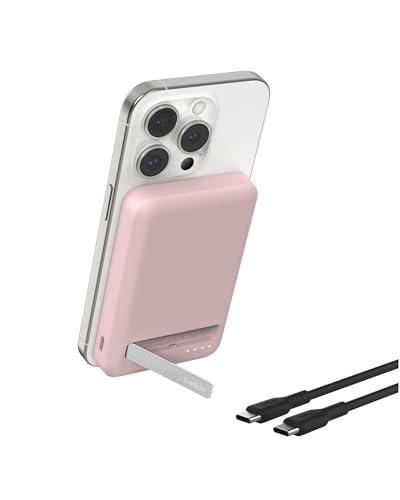 Belkin BoostCharge Pro Power Bank Magnetico 5000mAh con Qi2, caricabatterie portatile compatibile con MagSafe, supporto integrato, power bank wireless per iPhone 16, iPhone 15, 14 e altri, rosa