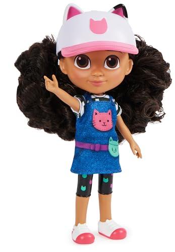 Gabby's Dollhouse, Bambola Gabby da 20,3 cm (Edizione da Viaggio) con Accessori