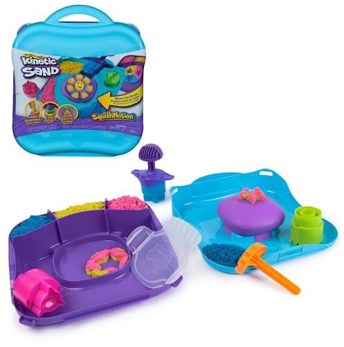 Kinetic Sand, Set di Gioco Squish Motion, Sabbia Colorata Rosa, Gialla, Blu, Sabbia Cinetica 453g, 5 Accessori, Comoda Valigetta. Giocattoli per Bambini e Bambine, 3+ anni
