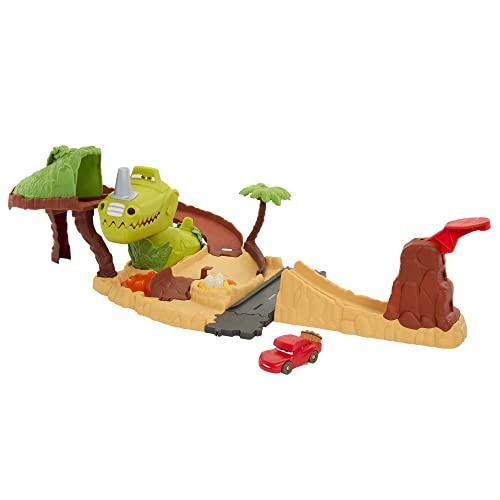 Mattel Disney Pixar Cars On The Road - Set Parco dei Dinosauri, playset con macchinina Saetta McQueen, un dinosauro e azione attivabile, giocattolo per bambini, 4+ anni, HNL99