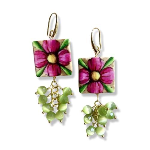 Orecchini Artigianali in Ceramica con Fiori Fucsia e Pietre Dure Verdi