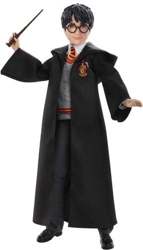 Mattel Harry Potter - Harry Potter, personaggio da collezionare alto 25 cm, con uniforme di Hogwarts, morbido mantello di Grifondoro e bacchetta, giocattolo per bambini, 6+ anni, FYM50